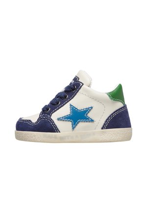 Sneakers con una toma in pelle bianca, accenti in suede blu navy, dettaglio a stella blu, linguetta verde sul tallone e suola in gomma testurizzata. Design con lacci.
