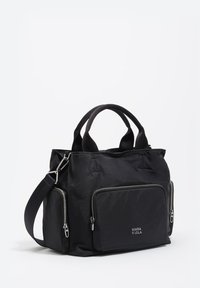 Czarna nylonowa torba typu tote z podwójnymi górnymi uchwytami i regulowanym paskiem, z srebrnymi akcentami na suwakach oraz przednią kieszenią z detalem w postaci logo.