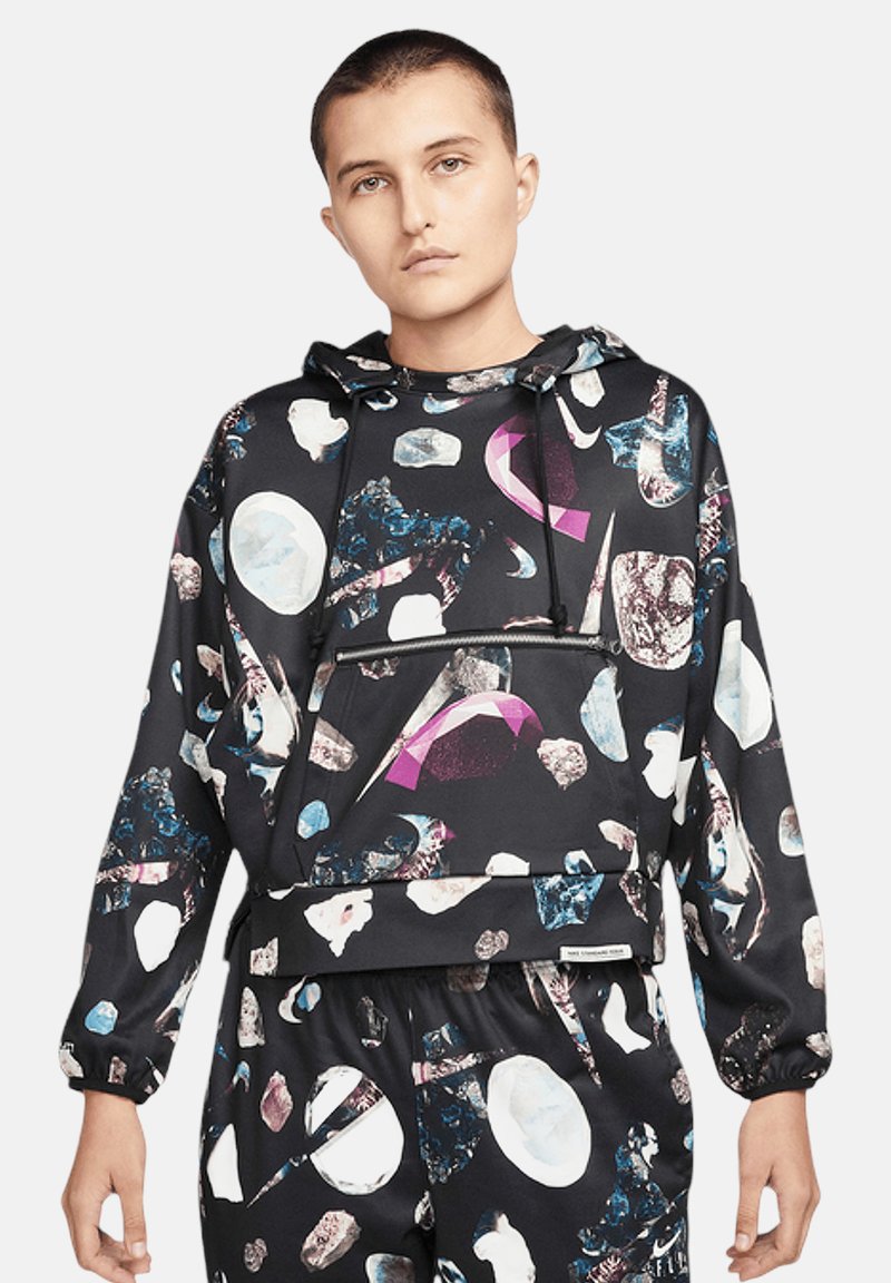 Sweat à capuche en tissu noir avec un imprimé minéral multicolore, dotée d'une poche frontale et de poignets élastiques pour un ajustement confortable.