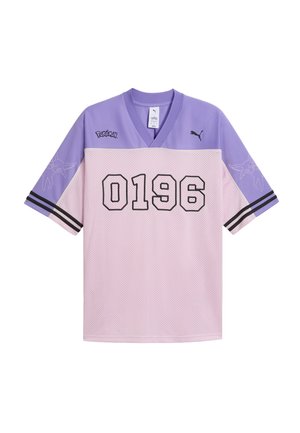 Kortærmet sportstrøje i pink og lilla med "0196" foran, Pokémon-logo, Puma-logo og stregtegninger af Pokémon-figurer på ærmerne.