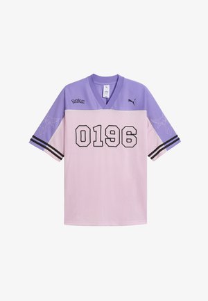 Sportshirt met korte mouwen in roze en paars met "0196" op de voorkant, Pokémon-logo, Puma-logo en lijntekeningen van Pokémon-figuren op de mouwen.