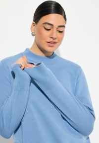 Ulla Popken STEHKRAGEN - Svetr - light cornflower