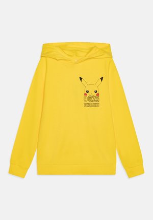 Żółta bluza z kapturem z małą twarzą Pikachu, numerem "#025" oraz napisem "PIKACHU" nadrukowanymi na górnej części klatki piersiowej.