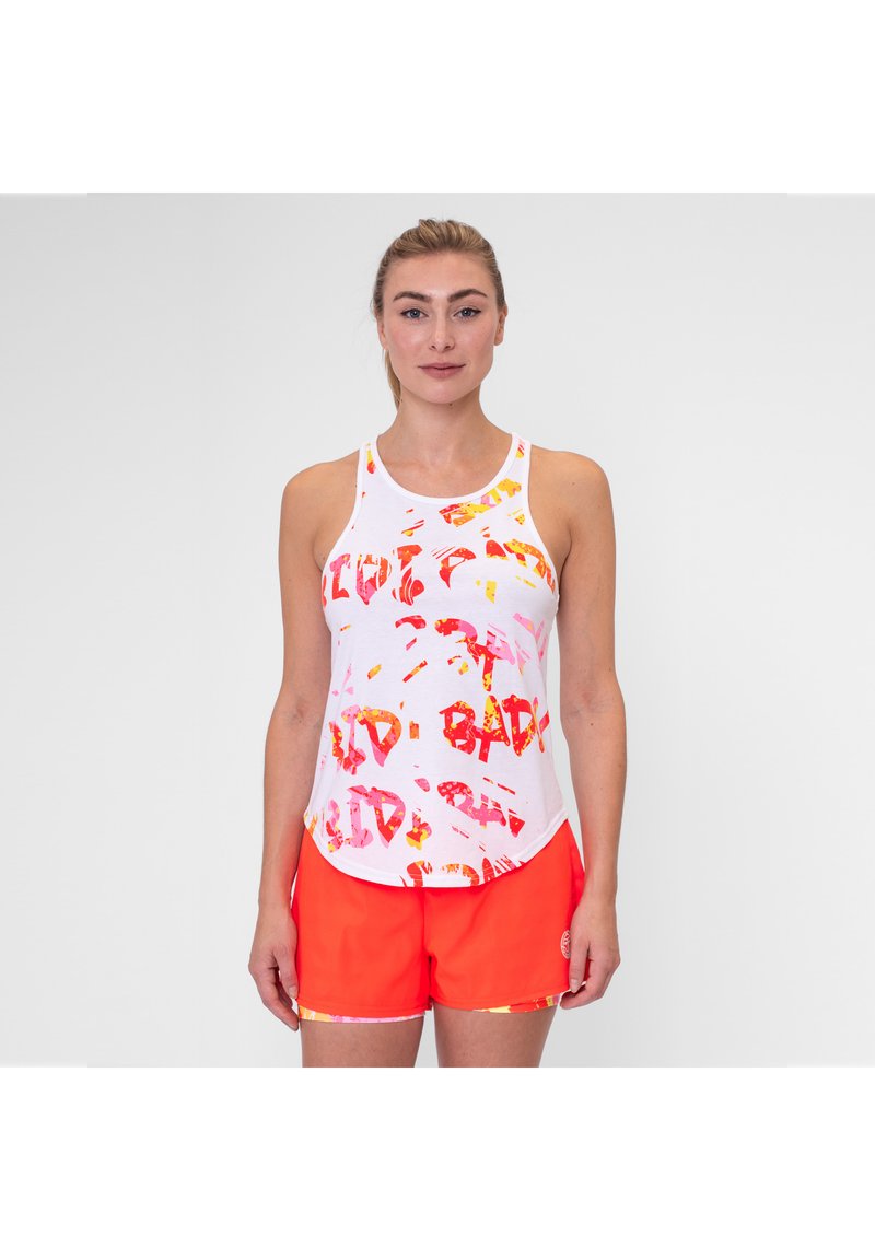 Weißes Tanktop mit mehrfarbigem abstraktem Muster; orangefarbene Shorts mit kontrastierendem Bund. Beide Kleidungsstücke weisen ein lässiges Design auf.