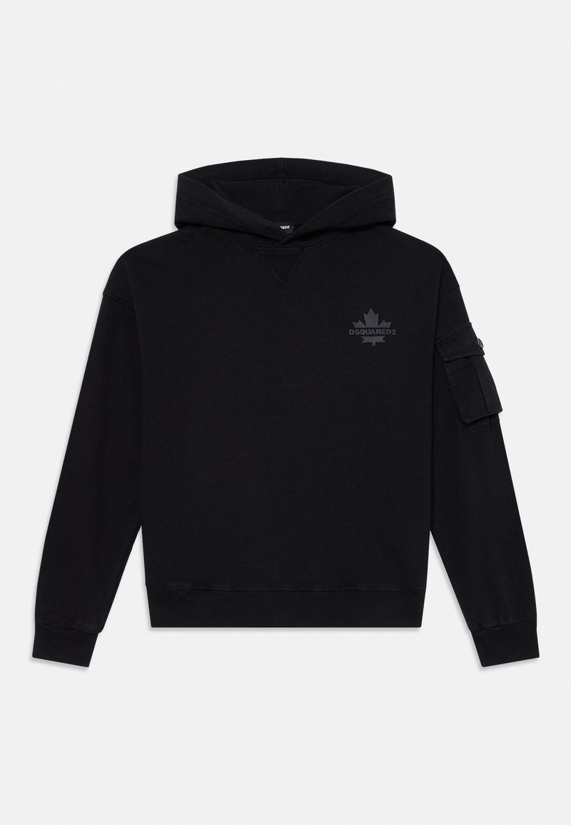 Melns džemperis no mīksta auduma, ar priekšējo kabatu un tonālu logo uz krūtīm. Ietver kapuci ar auklītēm un ribinātām piedurknēm.