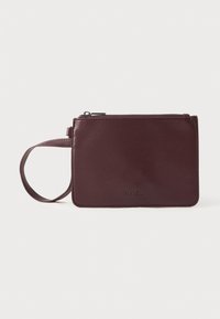 Burgundy nahkakott randmepaelaga, millel on lukuga sulgur ja esiküljel peenelt kujutatud logo. Sile tekstuur, ristküliku kuju.