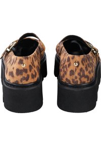 Zapatos de ante con estampado de leopardo y suela de plataforma negra, con un detalle de hebilla dorada en el lateral y un diseño de parte trasera abierta.