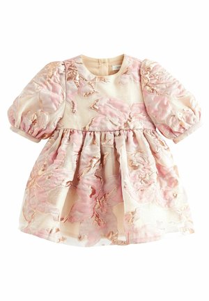Baby kjole med puffede ærmer, lyserødt og cremefarvet blomstret brokade-stof, indsnævret talje og rund halsudskæring.