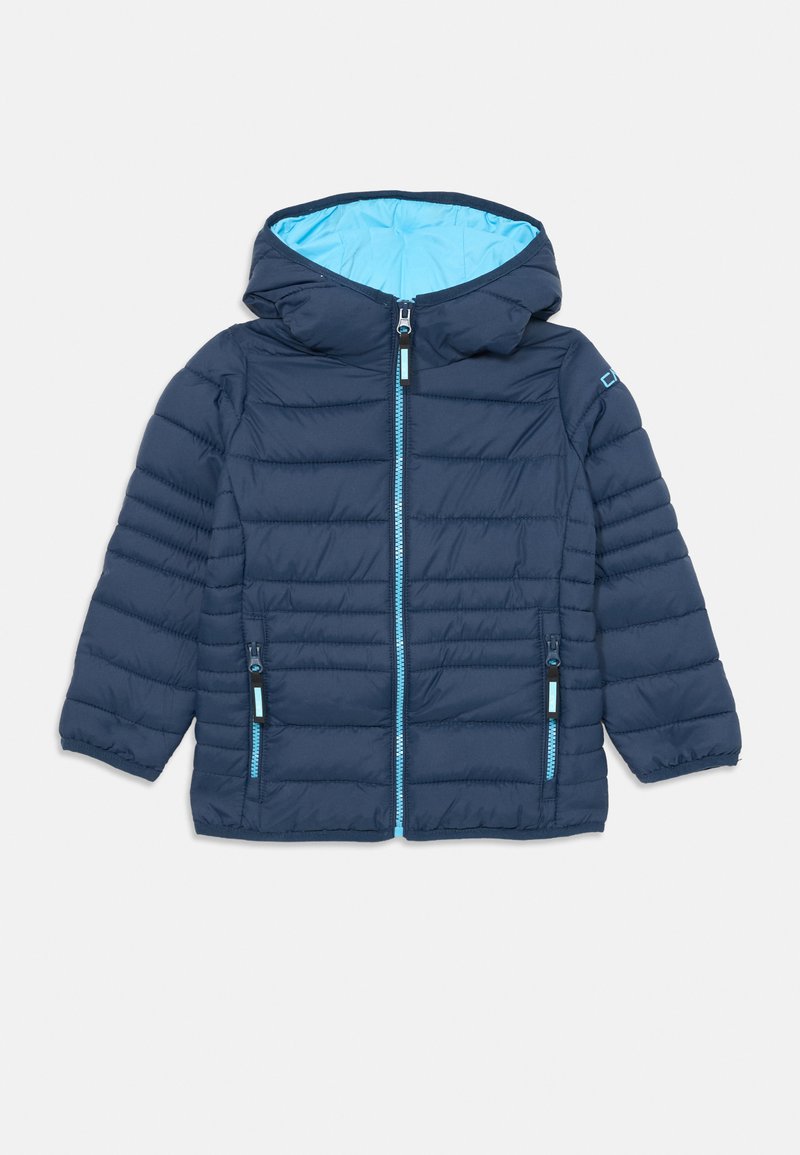Marineblaue Steppjacke mit Kapuze, ausgestattet mit einem hellblauen Innenfutter, einem Frontreißverschluss und zwei seitlichen Reißverschlusstaschen. Horizontal gestepptes Muster.