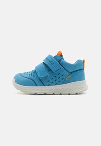 Sneakers blu per bambini con strap in velcro, lati perforati e accenti arancioni. Suola in gomma leggera, punta arrotondata e texture morbida.