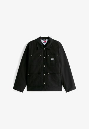 Zwarte canvas jack met een kraag, twee voorzakken, drukknoopsluiting en een klein merklabel op de borst.