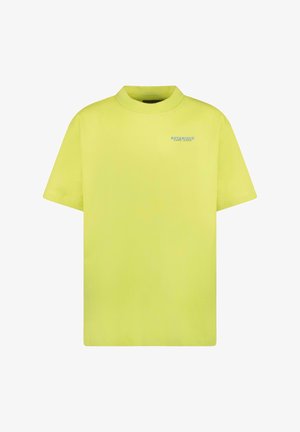 Geel T-shirt met korte mouwen en een ronde hals, met een kleine blauwe tekst "Botanique Cars Jeans" op de linkerborst.