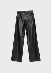 Zwarte faux leren broek met wijde pijpen, een gladde textuur, hoge taille en twee achterzakken. Kenmerkt zich door strakke lijnen en een eenvoudig ontwerp.