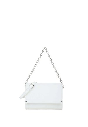 Borsa rettangolare bianca con tracolla a catena argento e tracolla regolabile bianca su sfondo bianco.