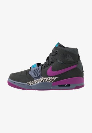 Baskets montantes noires avec le swoosh Nike violet, semelle violette et grise, accent à motif près de la semelle intermédiaire et sangle bleue sur les lacets.
