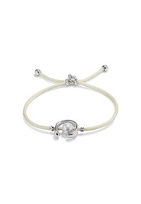 Pulsera ajustable con una cuerda de color crema claro y un diseño central en espiral de plata que incluye una perla blanca redonda y detalles metálicos.