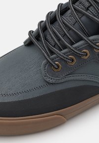 Globe MOTLEY - Sapatilhas de cano alto - dark shadow/summit