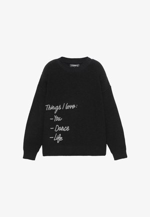Crni pleteni džemper s okruglim izrezom i opuštenim krojem, s bijelim vezom teksta: "Stvari koje volim: - Tebe - Ples - Život."