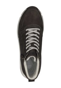 Baskets en cuir gris avec des lacets blancs, une fermeture éclair sur le côté et un intérieur rembourré. Elles ont une semelle en caoutchouc et des détails de couture contrastants.
