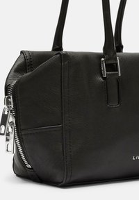 Schwarze Lederhandtasche mit strukturierter Form, ausgestattet mit einem silbernen Reißverschluss, kontrastierenden Nähten und doppelten Schulterriemen.