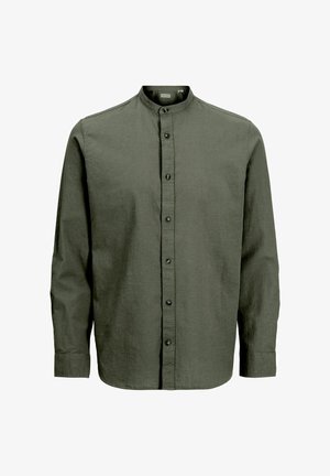 Mørkegrønn skjorte med lange ermer, bandkrage, knapper foran og teksturert stoff. Har svarte knapper langs knappeåpningen.