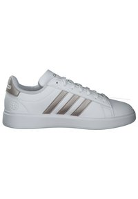 Witte sneakers met drie metallic roségouden strepen, gestructureerde synthetische bovenkant, veterontwerp en rubberen buitenzool. Logo op de hiel en zijkant.
