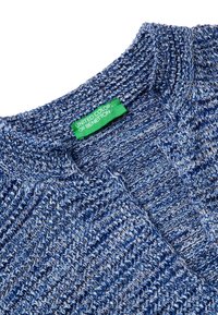Blauer Strickpullover mit einer Mischung aus dunklen und hellen blauen Fäden, rundem Kragen und einem grünen "United Colors of Benetton"-Tag.