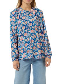 Blusa floral con fondo azul, con flores rosas, mangas largas abullonadas y cierre frontal de botones. Tejido suave con detalles fruncidos.