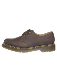 Braune Leder Schnürschuhe mit gelben Nähten, abgerundeter Spitze, glatter Oberfläche und einer robusten Gummisohle für Langlebigkeit.