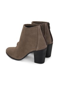 Hnědé semišové kotníkové boty s mírně špičatou špičkou, s černým blokovým podpatkem a bočními zipy pro zapínání. Hladká textura, minimalistický design.
