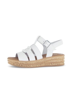 Weiße Keilsandalen mit mehreren Riemen und verstellbarem Knöchelriemen. Texturierte Plattform in natürlicher Farbe mit geflochtenem Detail entlang der Kante.