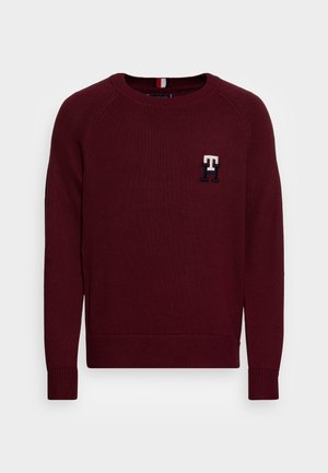 Bordeauxrode crewneck trui met geribbelde manchetten en zoom, met een klein geborduurd "TH"-logo op de linkerborst.