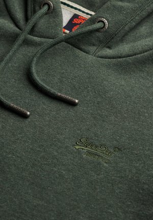 Sudadera verde oscuro con una textura suave, que presenta un logo bordado. Incluye cordones con puntas de metal y un ajuste ligeramente relajado.