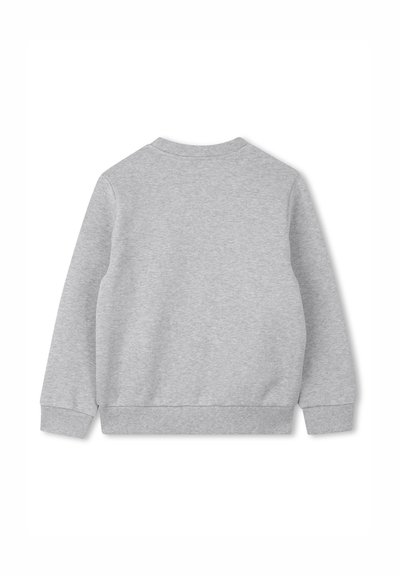 Szary sweter z okrągłym dekoltem, długimi rękawami oraz ściągaczami na mankietach i u dołu. Gładka faktura materiału z prostym wzorem.