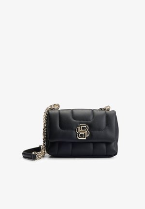 Bolsa de mão preta em couro com design acolchoado, ferragens em tom dourado e alça em corrente. Apresenta um fecho com aba e um logótipo em relevo.