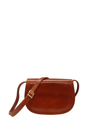 Sac en cuir marron en bandoulière avec une finition lisse, des bords arrondis, une sangle ajustable et un détail simple en boucle argentée.