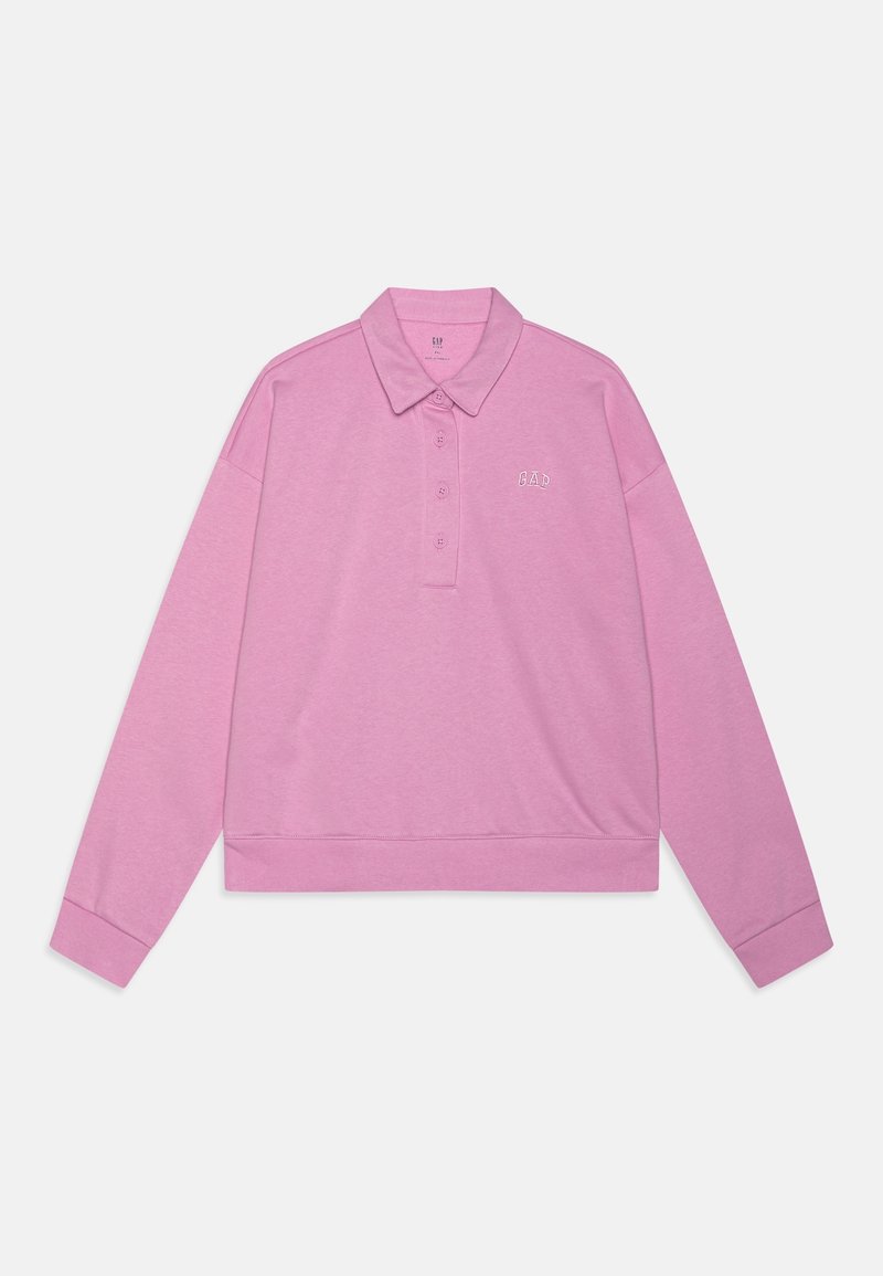 Polo rose à manches longues avec col, patte de boutonnage à trois boutons et petit logo blanc sur le côté gauche de la poitrine, posé à plat sur fond blanc.