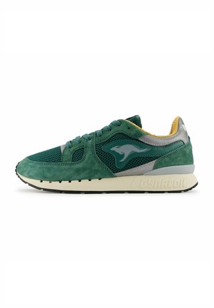 Basket en suède vert et mesh avec des accents gris, bout rond, fermeture lacée, col rembourré et semelle en caoutchouc blanc avec le logo "DYNACOIL".