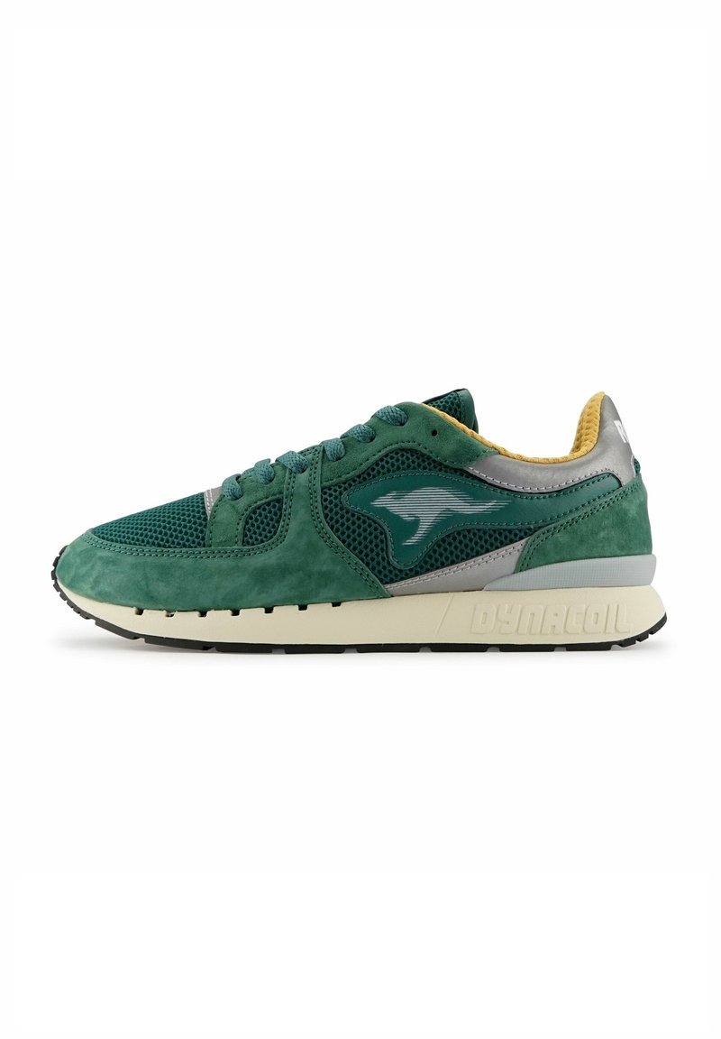Sneaker verde in suede e rete con accenti grigi, punta rotonda, chiusura con lacci, colletto imbottito e suola in gomma bianca con il marchio "DYNACOIL".