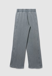 Szare spodnie o szerokich nogawkach z elastycznym paskiem i widocznymi szwami bocznymi, ułożone na jasnym tle.