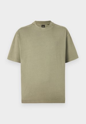 Olivno zelena majica s kratkimi rokavi iz mehkega bombaža s krožnim ovratnikom in preprostim dizajnom, ki na izrezu vsebuje diskreten logotip.