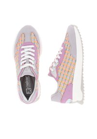 Mehrfarbige Sneakers mit einem gewebten Textil-Obermaterial in Pastelltönen, Akzenten aus lavendelfarbenem Wildleder, einer weißen Gummisohle und Schnürverschluss.