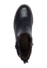 Bottines en cuir marine avec texture lisse, bout rond, doublure intérieure en peluche, fermeture éclair sur le côté et accents bruns subtils sur la semelle.