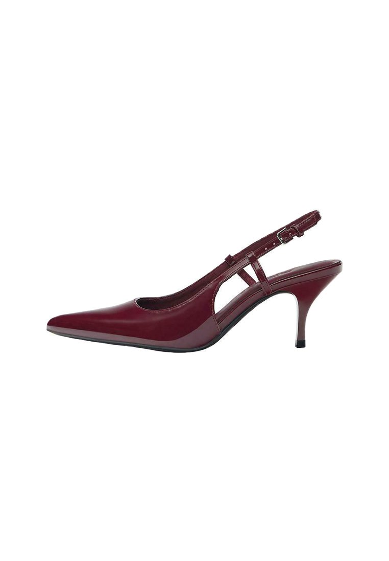 Scarpa con tacco alto e punta affusolata color borgogna, realizzata in materiale lucido, con lati aperti e una sottile cinturino con dettagli a fibbia.