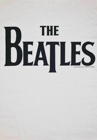 Bílý tričko s výrazným černým textem "THE BEATLES." Jednoduchý design bez dalších vzorů nebo grafik.