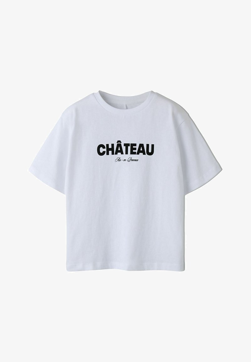 T-shirt blanc à manches courtes en coton, affichant "CHÂTEAU" en lettres noires en gras, avec une coupe décontractée et un col rond.