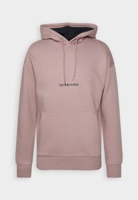 Roze hoodie gemaakt van zacht materiaal, met een voorkantzak en logo-tekst in donkere letters. Gebreide boorden en onderrand.