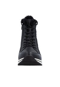 Schwarze High-Top-Sneaker mit Schnürdesign, Kunstfellkragen, strukturiertem Leder und Gummisohle mit weißen Akzentstreifen.