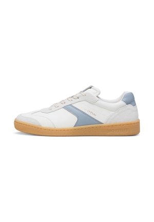 Sneaker bianco con accenti blu chiaro, realizzato in pelle e suede, dotato di suola in gomma, punta rotonda e dettagli con lacci.