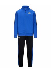 Sudadera azul con cremallera y detalles en negro, combinada con pantalones deportivos negros que tienen franjas laterales azules. Hecha de un tejido suave y texturizado.